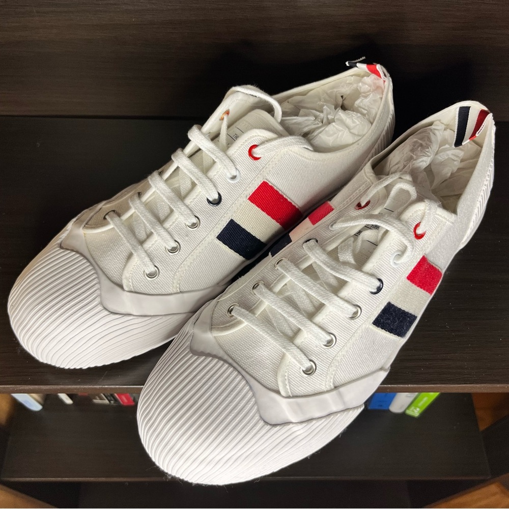 THOM BROWNE. SLIP-ON TRAINER WI CONTRAST CUPSOLE IN PEBBLE GRAIN. US 11